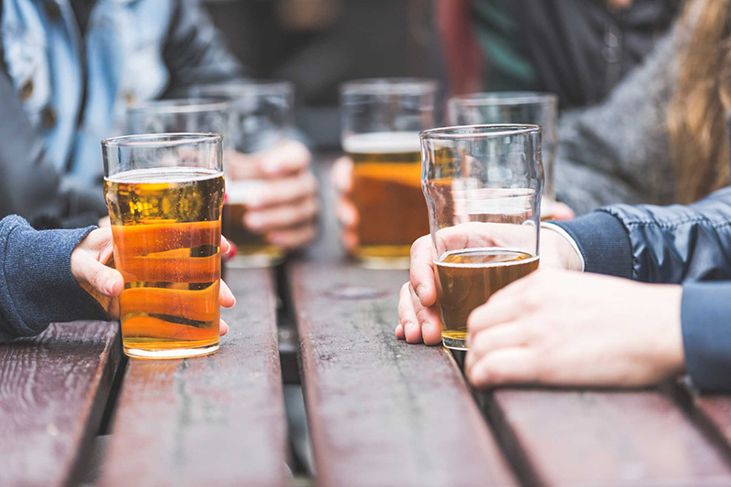 Hạn chế sử dụng bia rượu, các chất kích thích có hại cho sức khỏe khi đang dùng thuốc